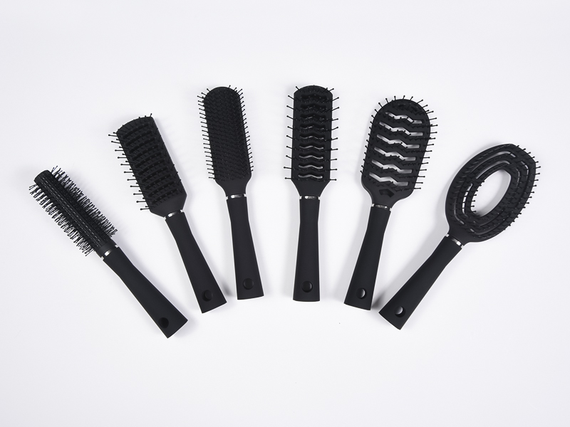Brosse à cheveux avec coussin de revêtement en caoutchouc