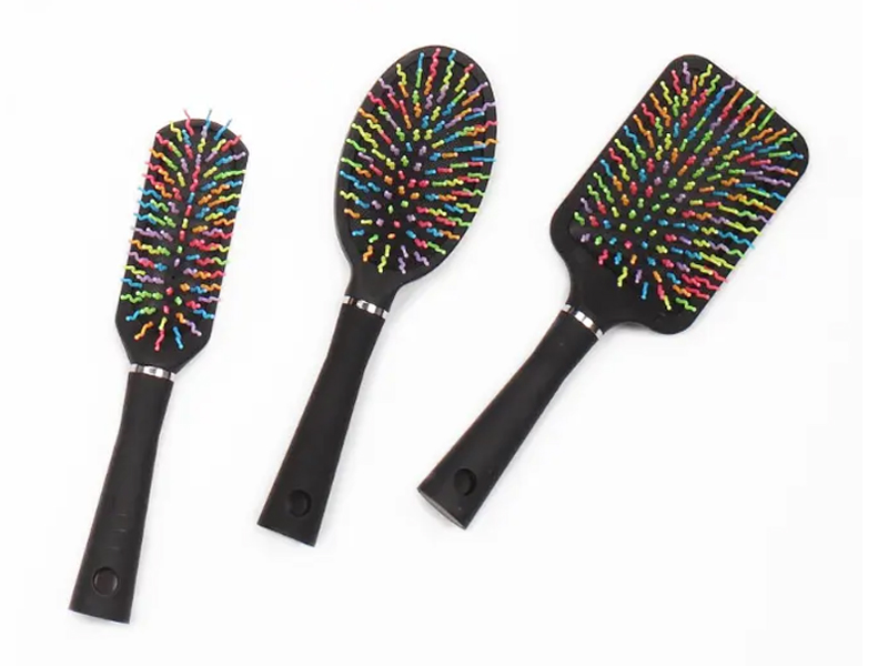 Divers ensemble de brosses à cheveux en plastique fantaisie