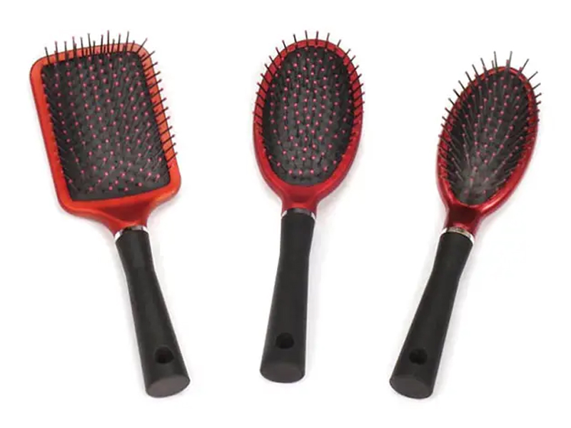Brosse à cheveux en plastique avec revêtement en caoutchouc