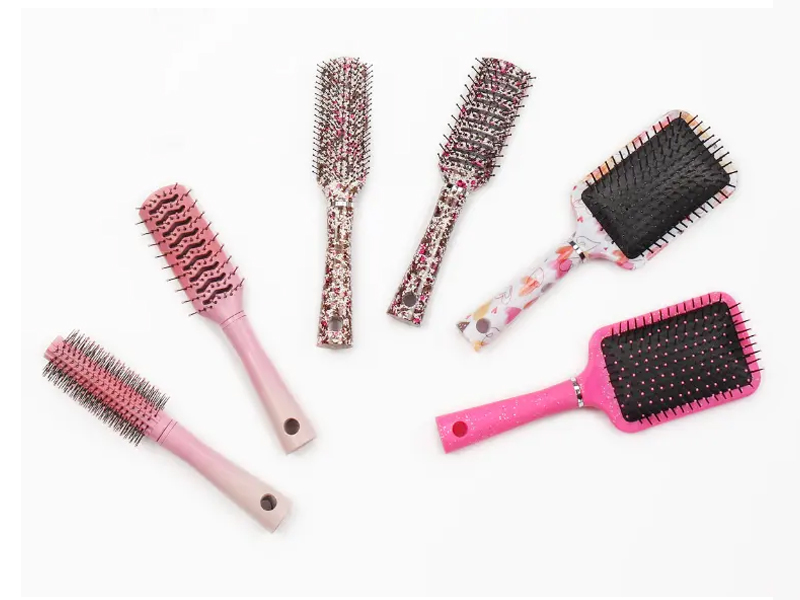 Divers ensemble de brosses à cheveux en plastique fantaisie