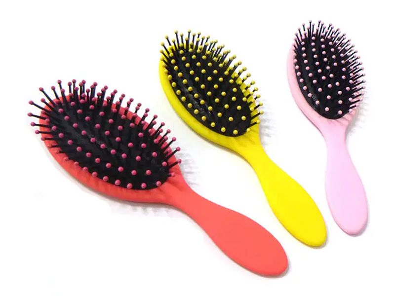 Brosse à cheveux en plastique démêlante avec revêtement en caoutchouc