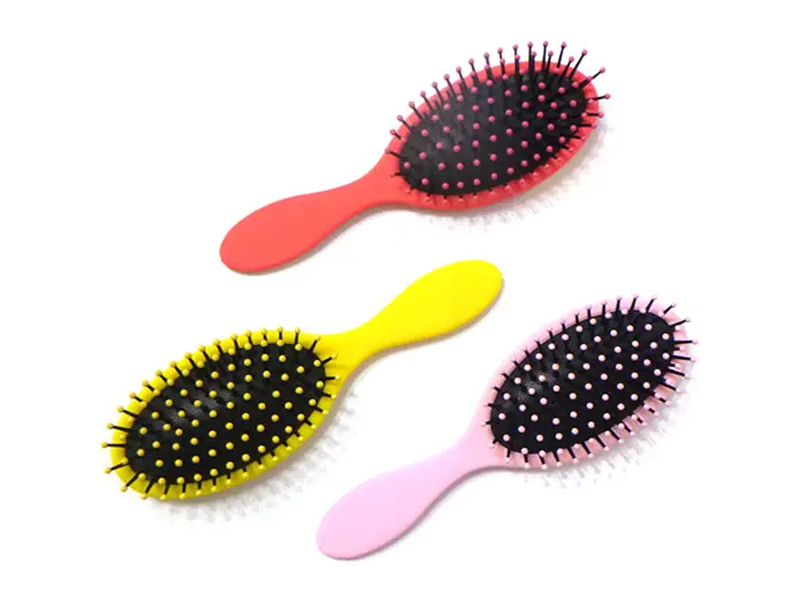 Brosse à cheveux en plastique démêlante avec revêtement en caoutchouc