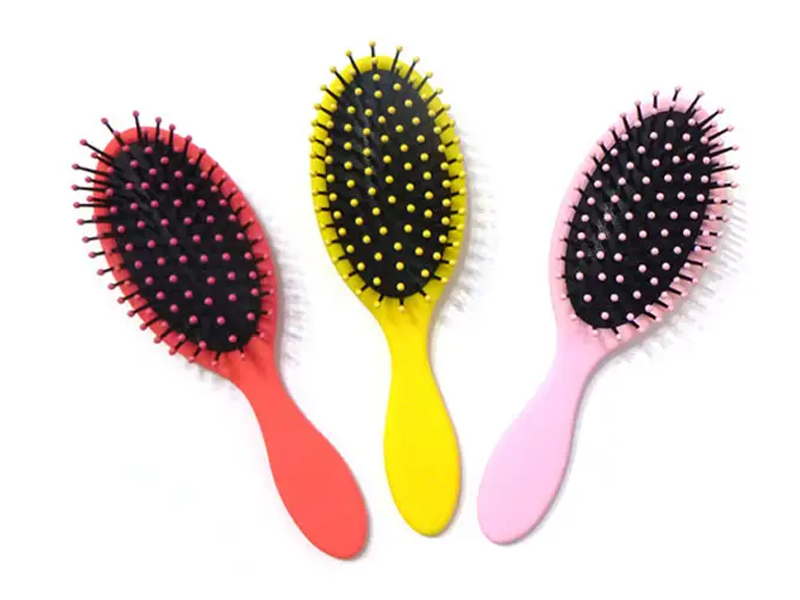 Brosse à cheveux en plastique démêlante avec revêtement en caoutchouc