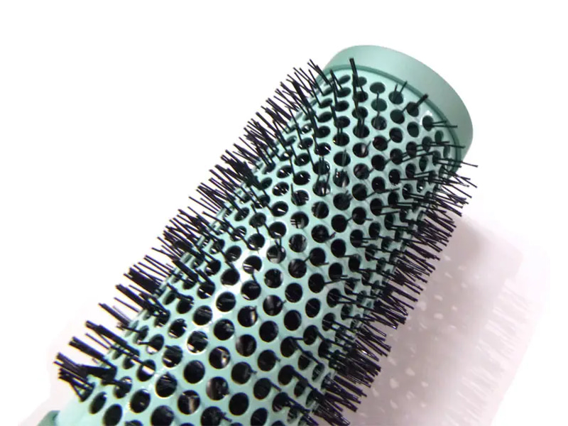 Brosse à cheveux ronde avec revêtement en caoutchouc doux au toucher