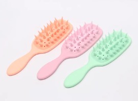L’utilisation d’une brosse démêlante peut-elle réduire la chute et la casse des cheveux ?