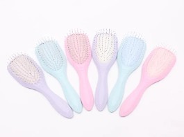 Combien de coups de pinceau la brosse à cheveux démêlante nécessite-t-elle pour démêler les nœuds tenaces par rapport à un peigne en plastique ordinaire ?