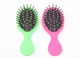 Quelle est la durabilité de la mini brosse à cheveux en plastique ?