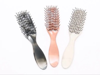 Comment utiliser un peigne à cheveux en plastique ?