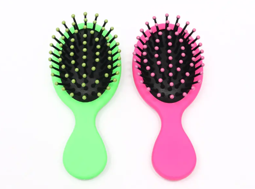 Comment choisir une mini brosse à cheveux en plastique ?