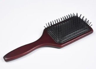 Quelles sont les fonctions de la brosse à cheveux en bois et en bambou ?