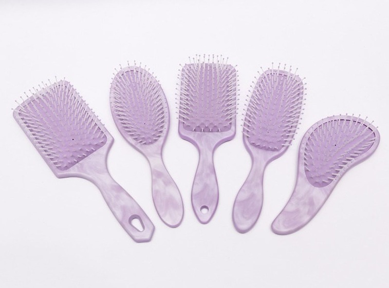 Comment utiliser et nettoyer correctement une mini brosse à cheveux en plastique ?
