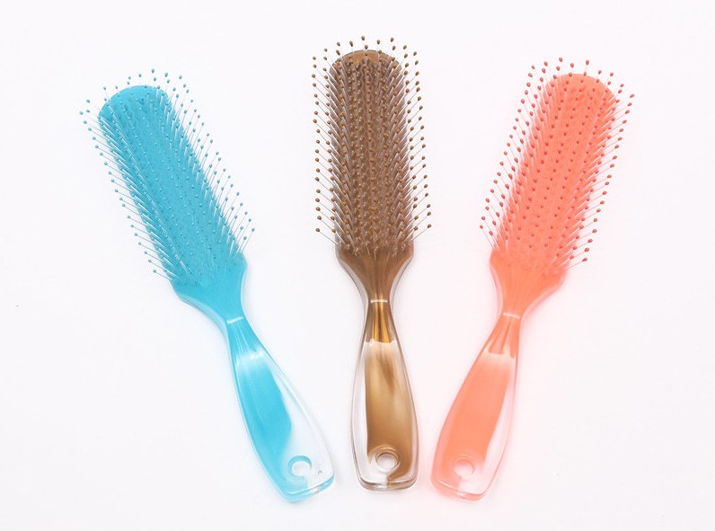 Comment réduire l’électricité statique d’un peigne en plastique ?